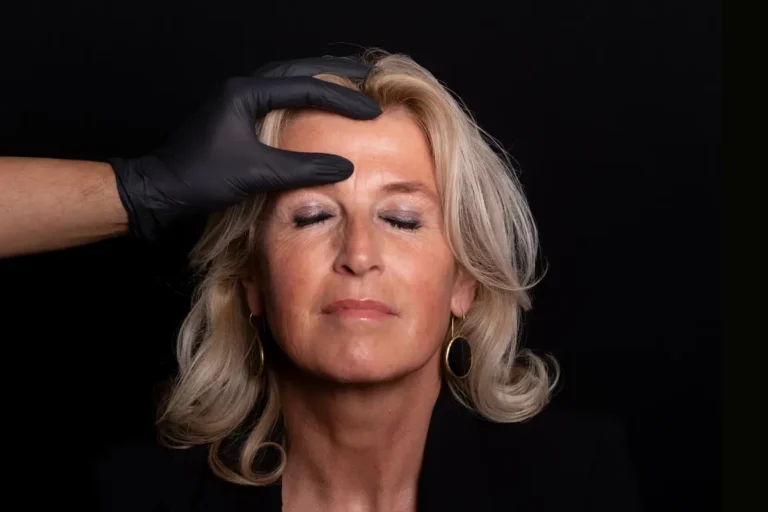 Cosmetisch arts voert een botox behandeling uit voor horizontale voorhoofdsrimpels bij Kliniek Vinci in Leiden.